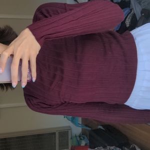 Long sleeved sweater size: small color: burgundy